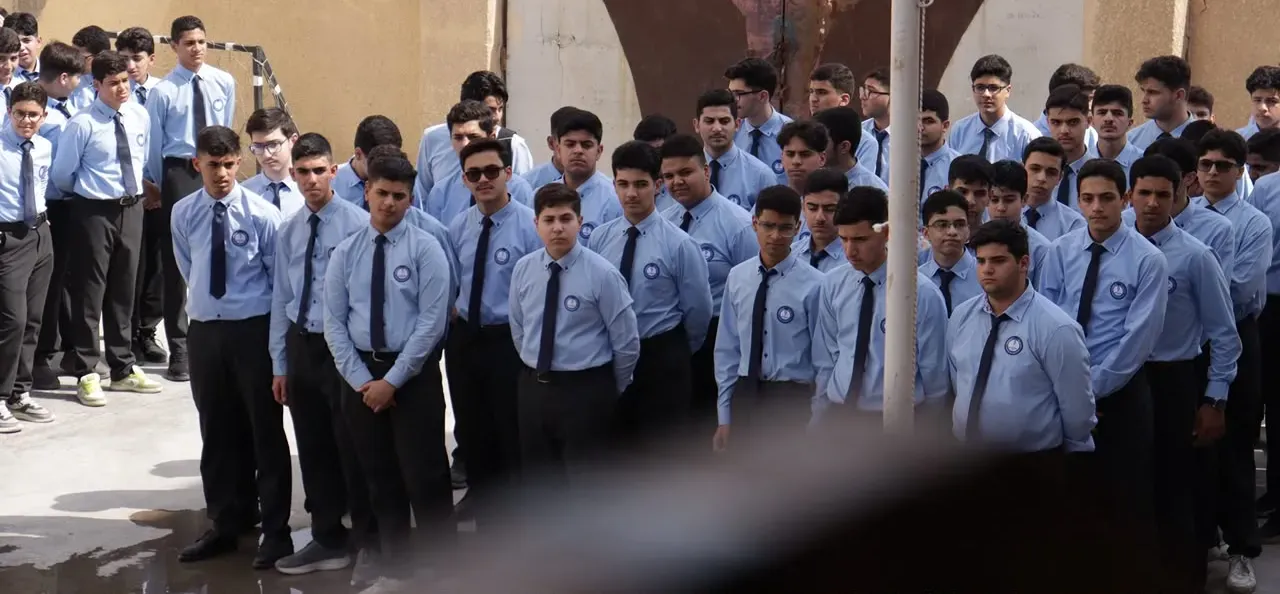 اصطفاف طلاب ثانوية المتفوقين الثانية في ساحة المدرسة